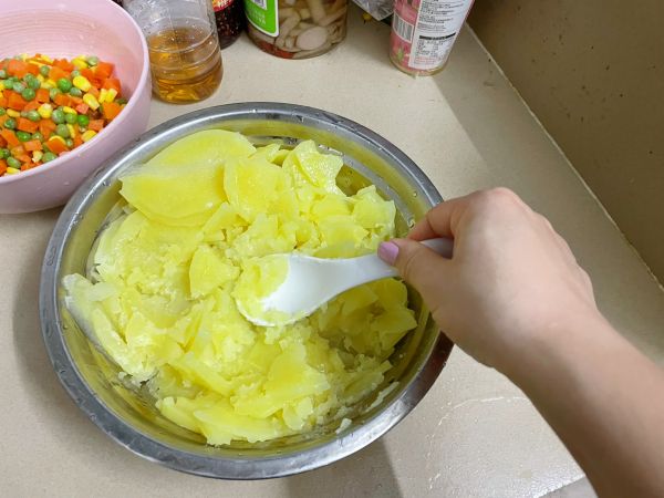 胡萝卜玉米青豆粒土豆饼