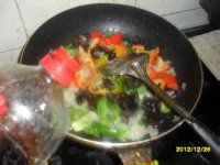 彩椒炒双耳的做法