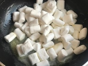 养生食补草莓牛轧糖的做法