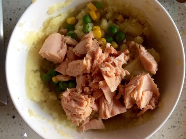 金枪鱼土豆色拉藜麦饭团