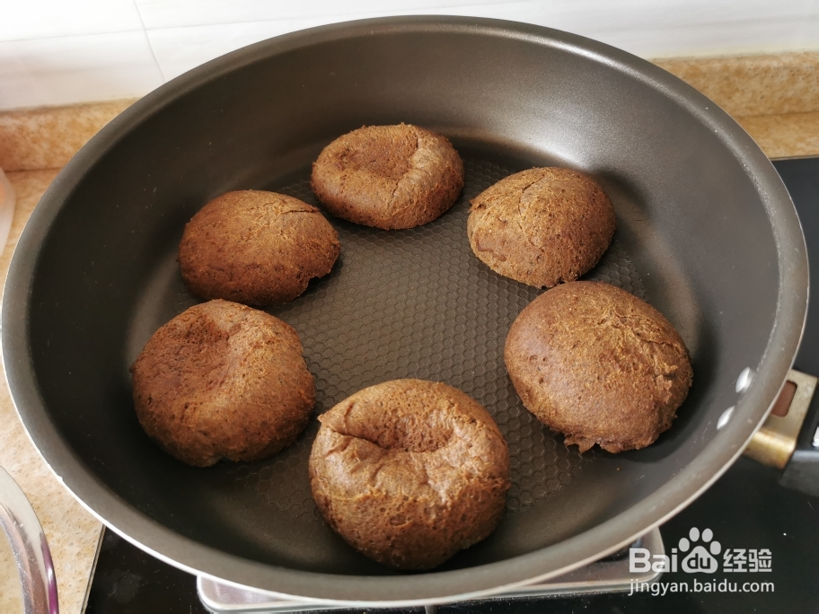 香喷喷的牛油果培根鸡蛋汉堡