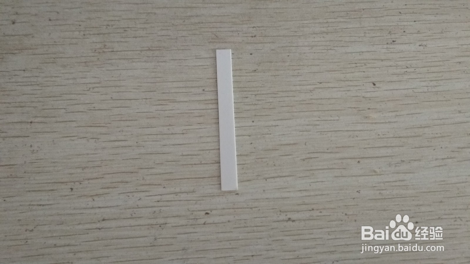 如何用一小块硬卡纸做两支中性笔的简易支架