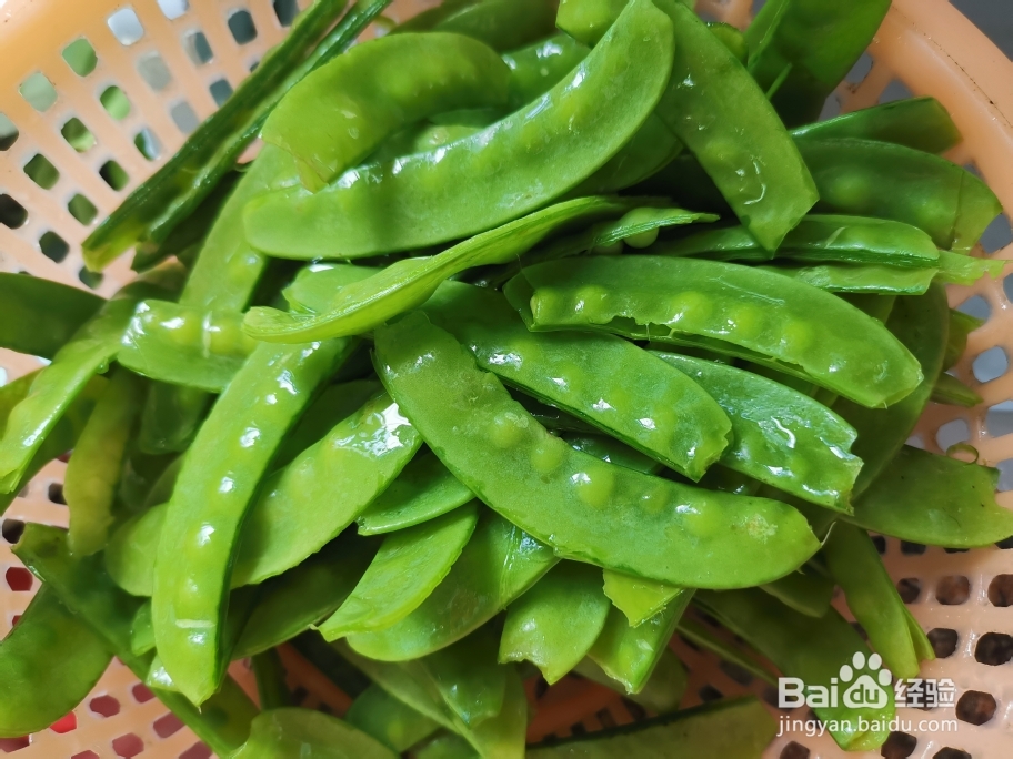 不费事做荷兰豆炒腊肉鸡头米