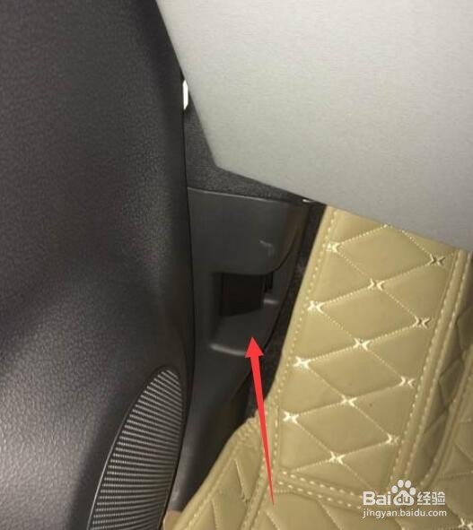 新奥拓如何打开汽车引擎盖