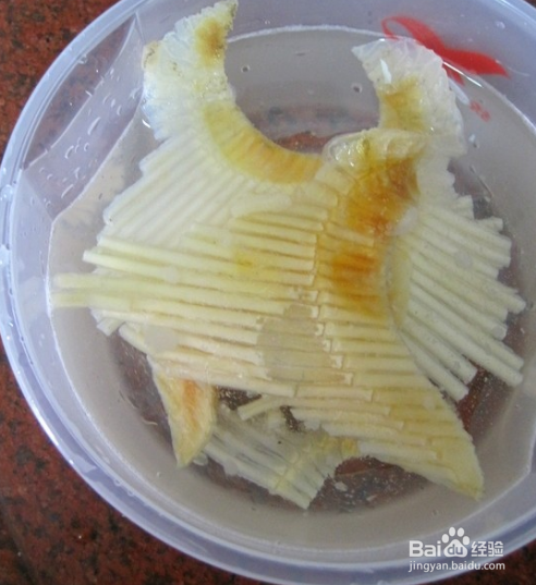 鸡肉煲鱼翅骨汤