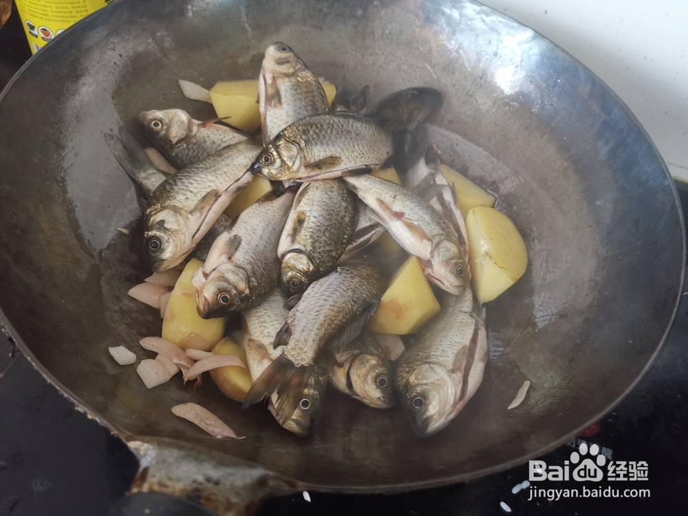 小鲫鱼炖土豆块
