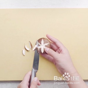 如何制作咸香的啤酒鲜虾鸡翅香菇煲?