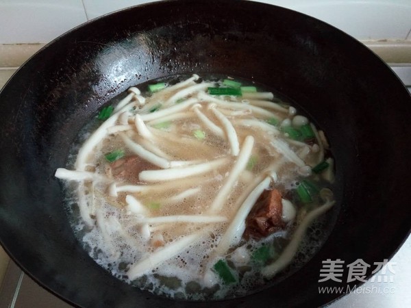 海鲜菇肉罐肉