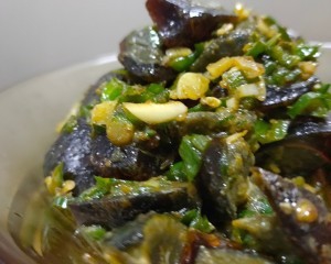 青椒蒜末皮蛋的做法