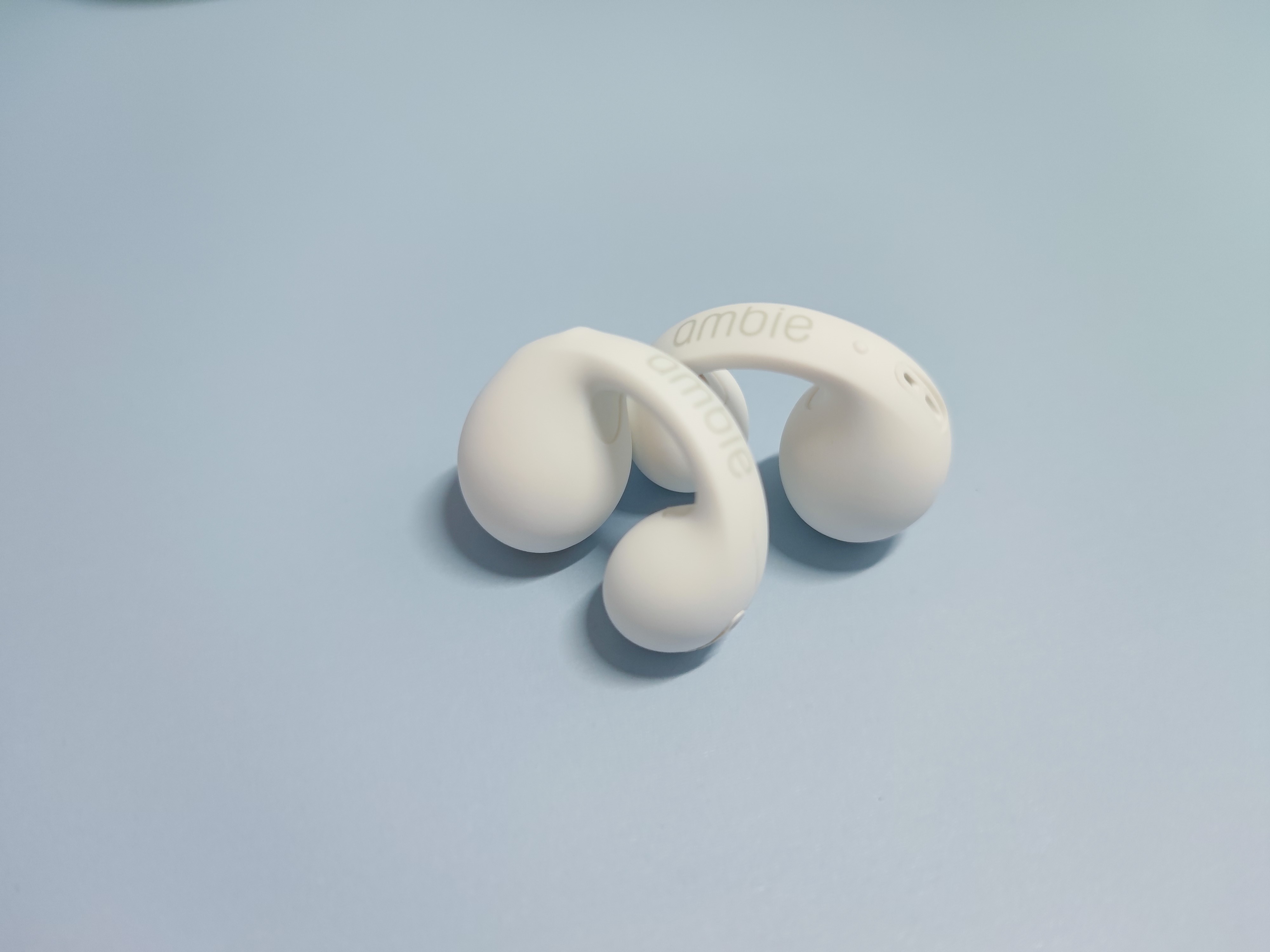 看看索尼LinkBuds、骨聆SS900和ambie三款开放式耳机中，你会中意哪一款？