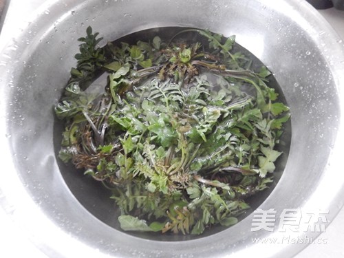 鱼糕荠菜粥的做法