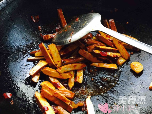 青椒炒香干的做法