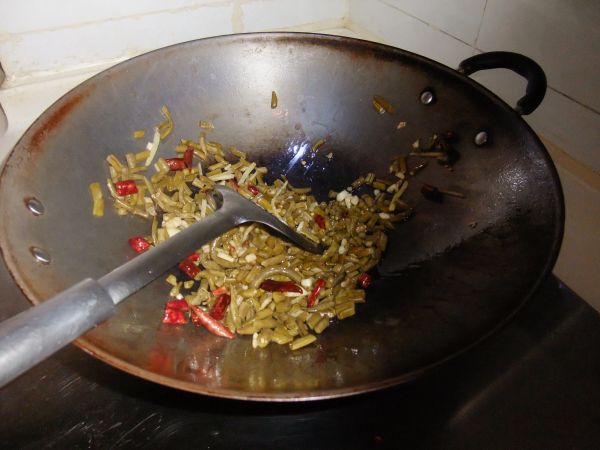 酸豆角焖禾花鱼