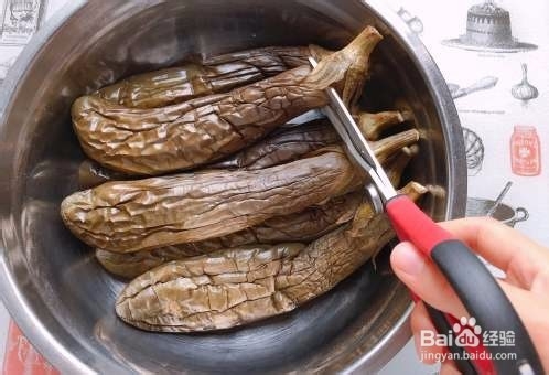 家常版简单粗暴的凉拌手撕茄子做法教程