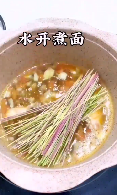 如何做鲜虾菌菇面