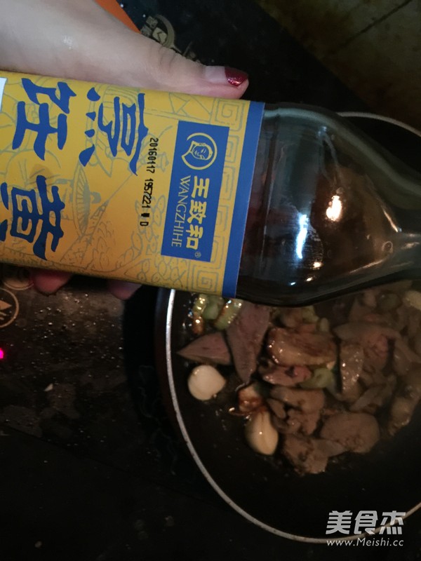 芹菜炒鸡肝的做法