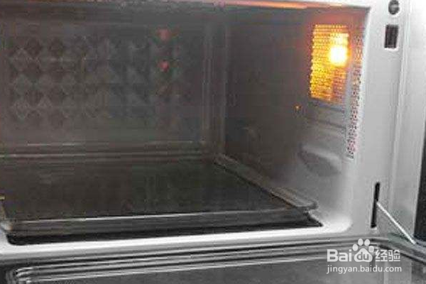 如何清洁微波炉？