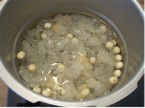 银耳莲子雪梨羹