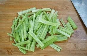 芹菜木耳炒鸡蛋-素菜也可以如此美味