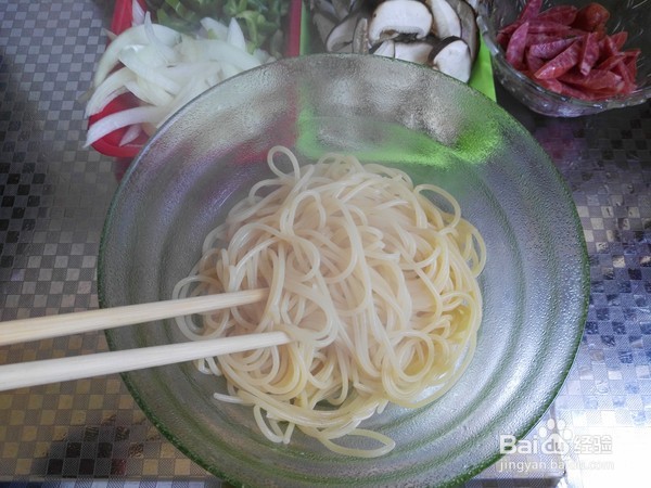 烤肠香菇炒意面