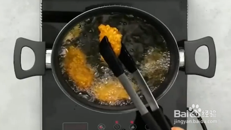 如何自制美味的薯片鸡块