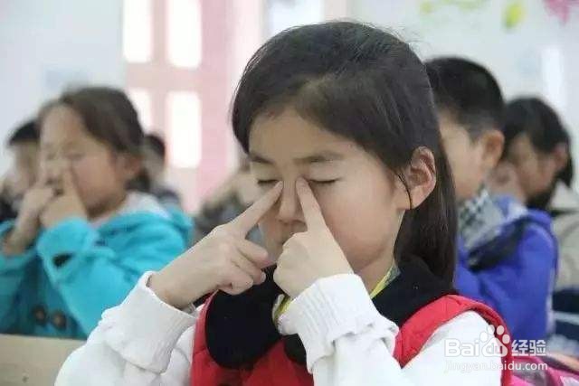 如何快速使用小妙招去眼袋