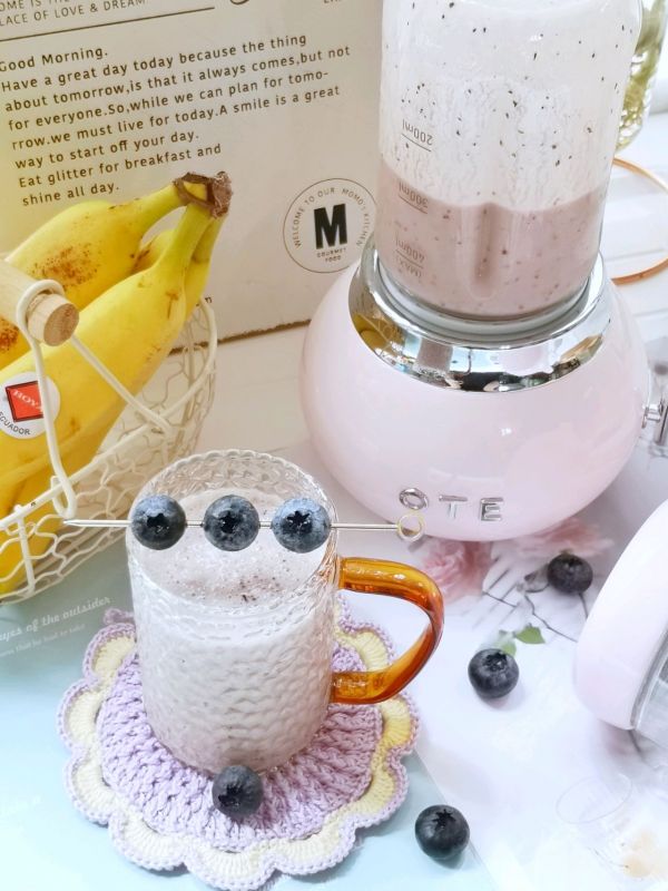 蓝莓香蕉椰香奶昔