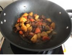 红焖土豆牛肉的家庭做法