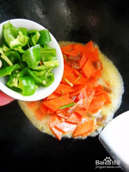 如何做腊肉皮炖胡萝卜？