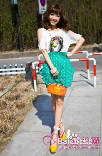 女装搭配风尚：另类时尚穿衣＂微露＂是王道