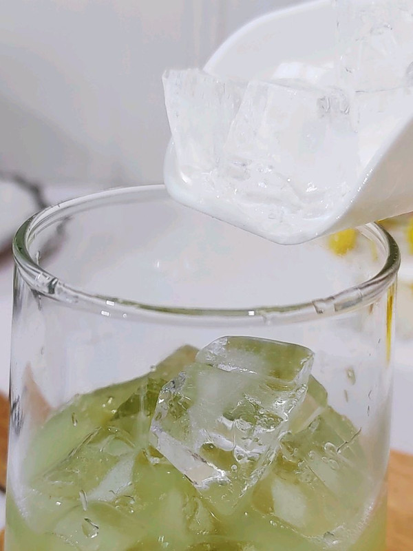 青提炼乳牛奶饮品