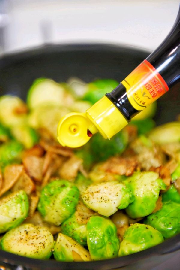 孢子甘蓝煎培根