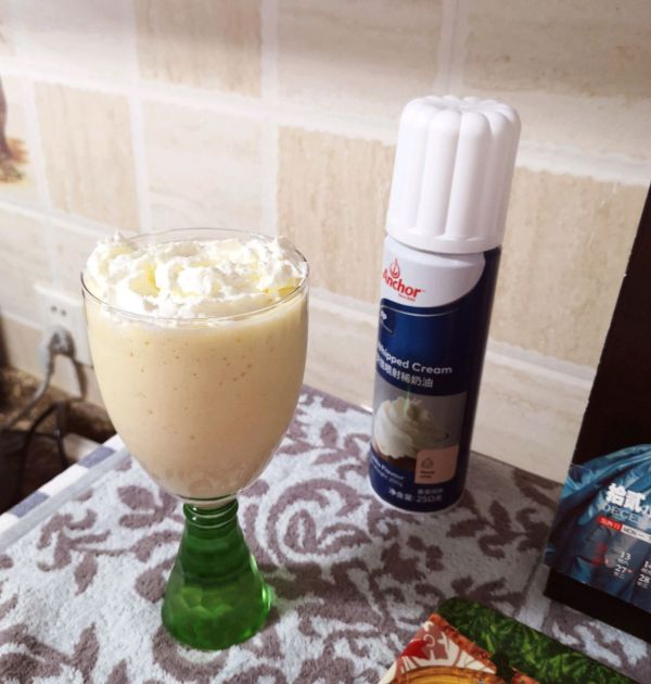 奶油菠萝香蕉奶昔