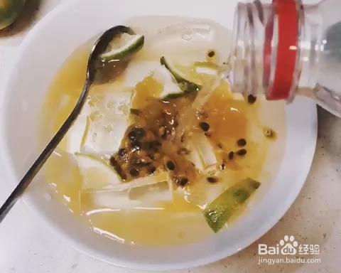 一个人做百香果青柠白凉粉