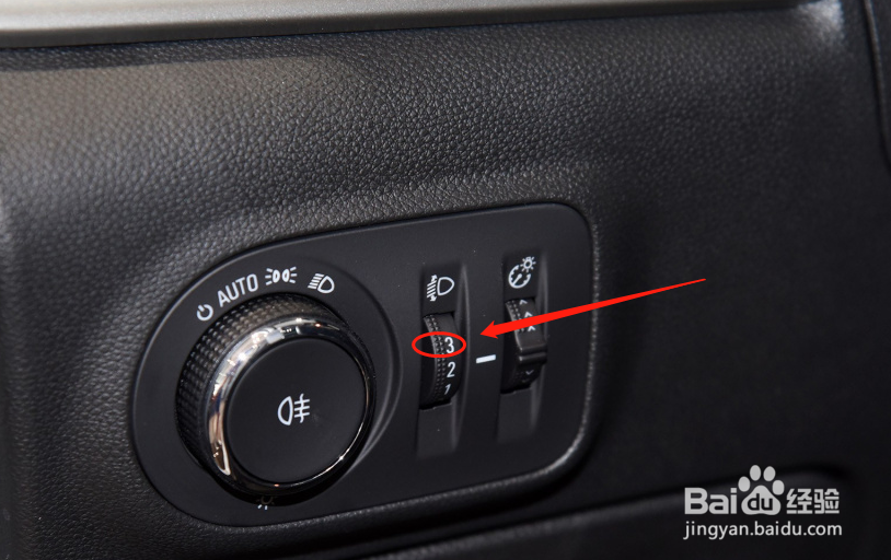 如何调节别克威朗车辆的灯光高度