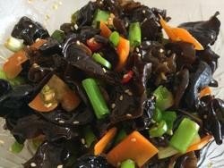 凉菜：生椒凉拌黑木耳
