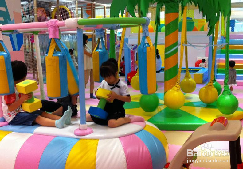 带孩子去游乐场玩要注意哪些安全事项？