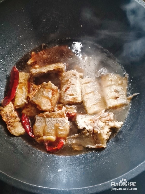 爆香的红烧带鱼