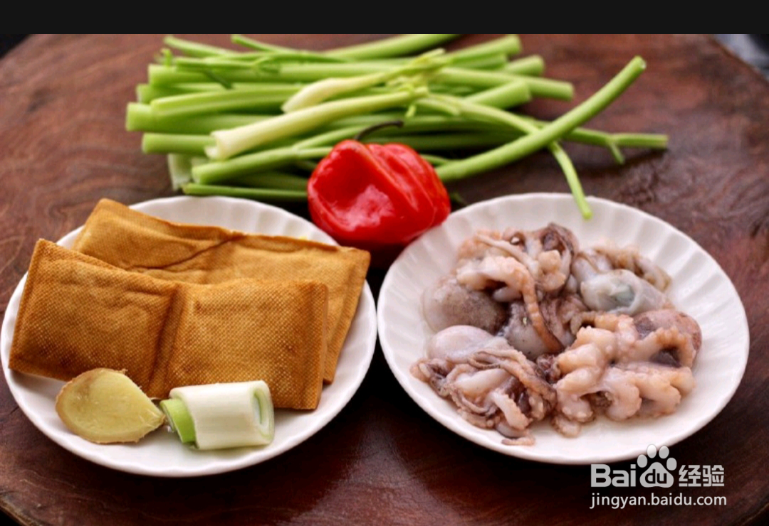 如何做出墨鱼香干芹菜小炒？