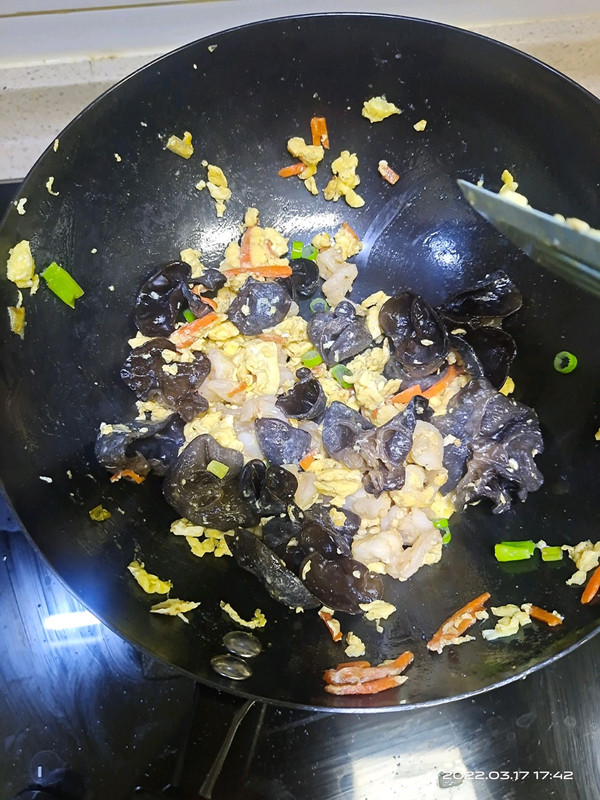 虾仁滑蛋炒木耳