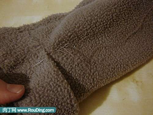 怎样用旧衣服改造DIY小熊袜子拖鞋？