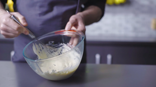 焦洋葱酱墨鱼汁面