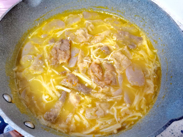 酸汤金针菇魔芋肥牛卷