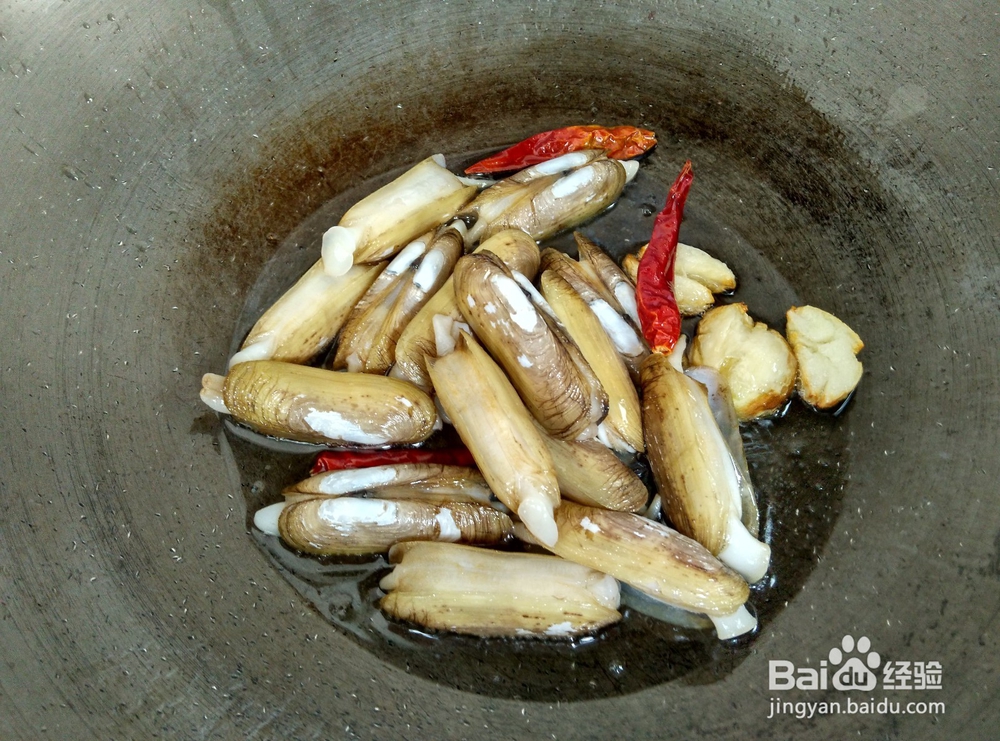 鲜嫩肥美：爆炒蛏子