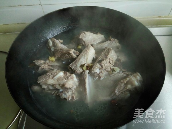 酸菜炖排骨的做法