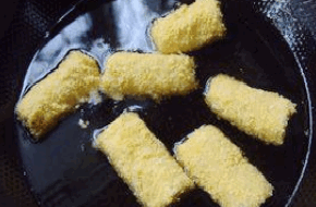 蛋酥香蕉卷的做法