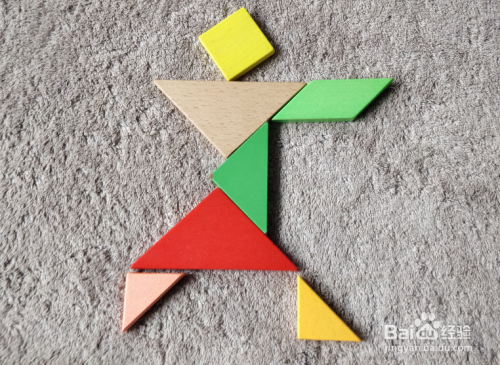 打羽毛球的大哥哥用七巧板怎么拼?