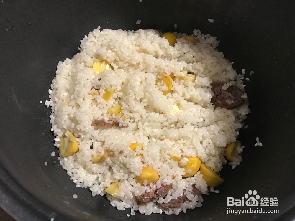 栗子腊肠煲仔饭的做法