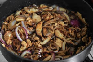 养生食补酱香香菇鸡肉焖饭的做法