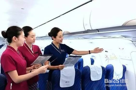 大妈飞机桌板上晒脚，如何文明乘坐飞机？